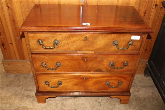 Small mahogany chest of 3 drawers(-)